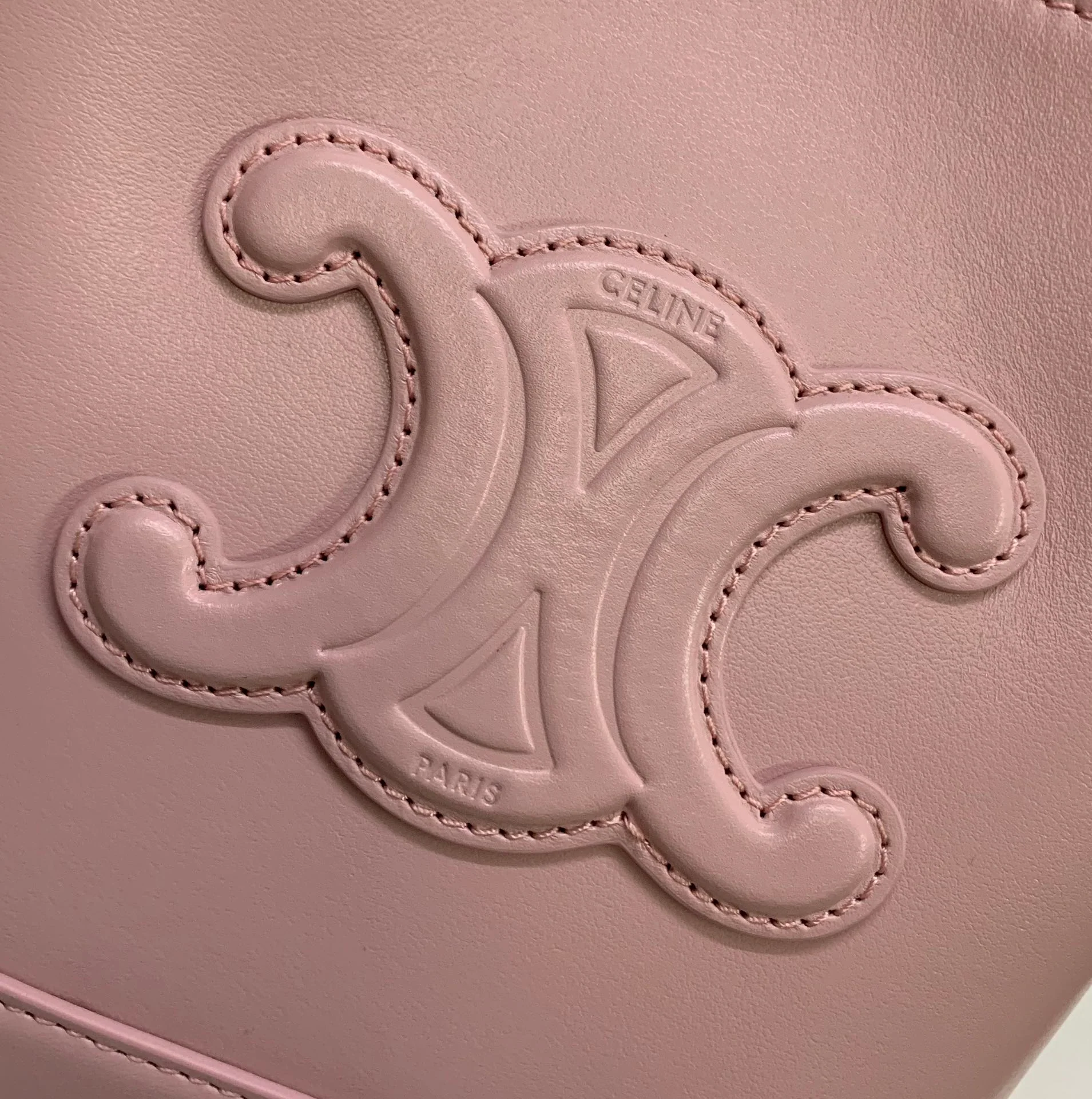 Сумка-ведро Celine с тиснением — мини-версия — розовая