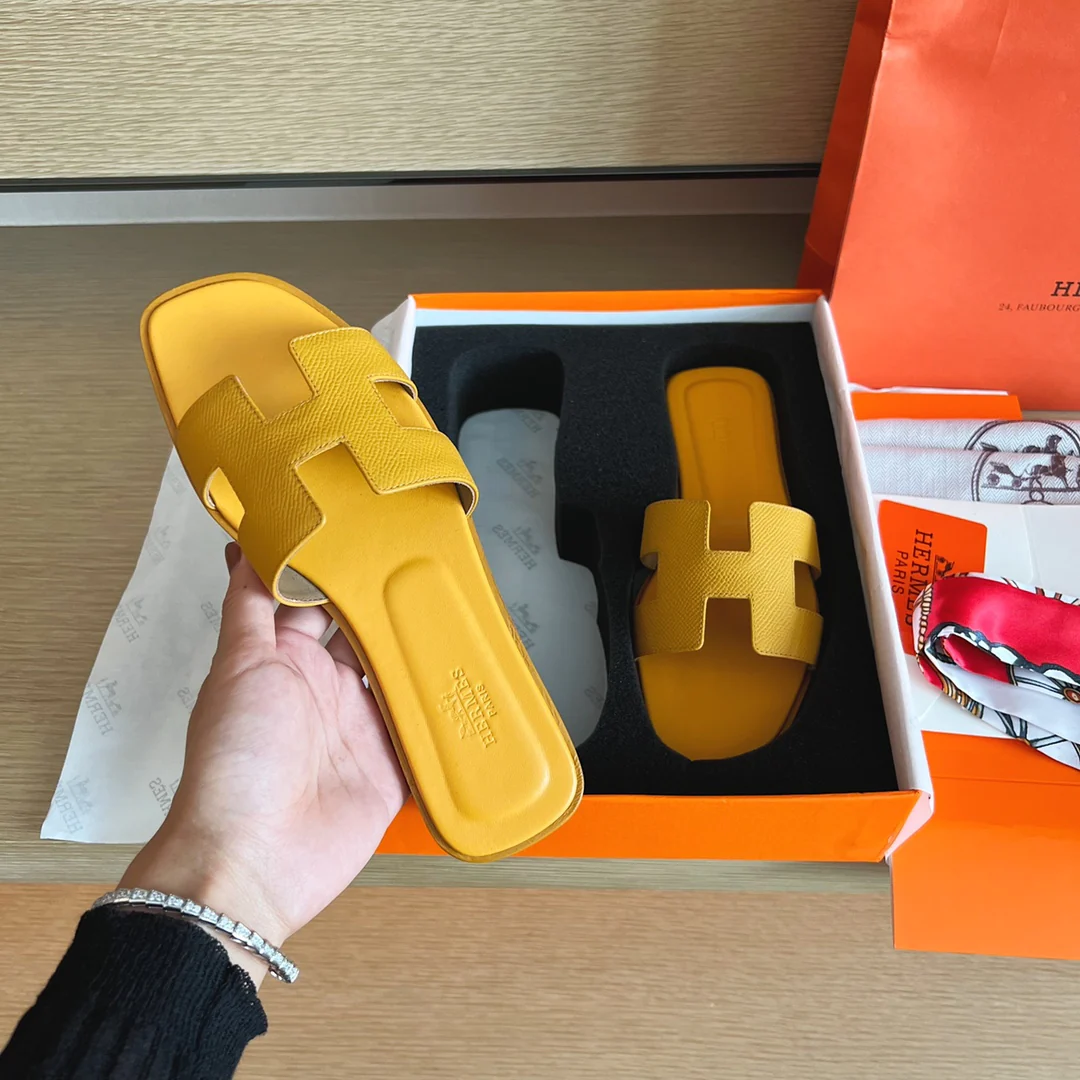 Классические домашние тапочки Hermes H - подошва с принтом пальм, покрывающая всю поверхность стопы - желтые