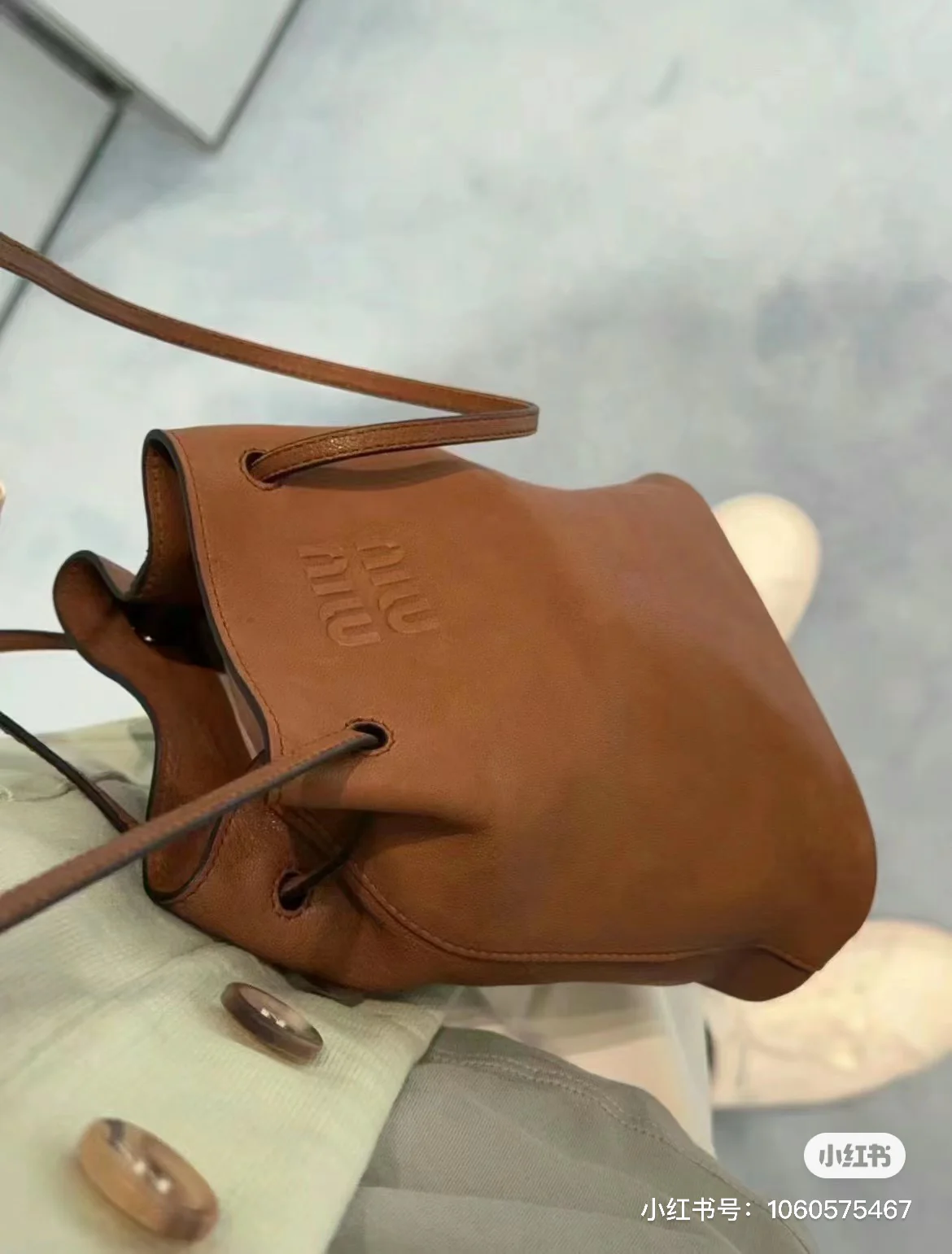 Miu Miu - Миниатюрная сумка-ведро из овечьей кожи