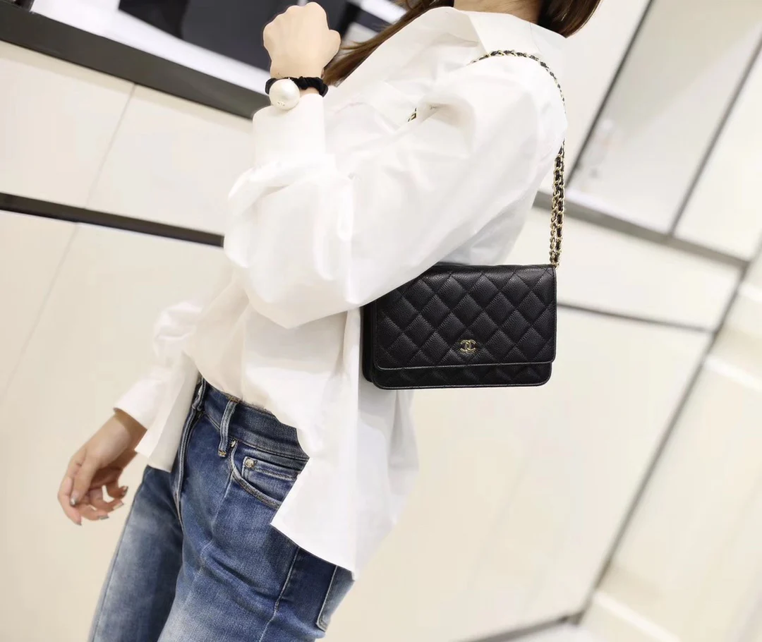 Chanel - Классическая брошь WOC - Черная кожа личи, золотая пуговица