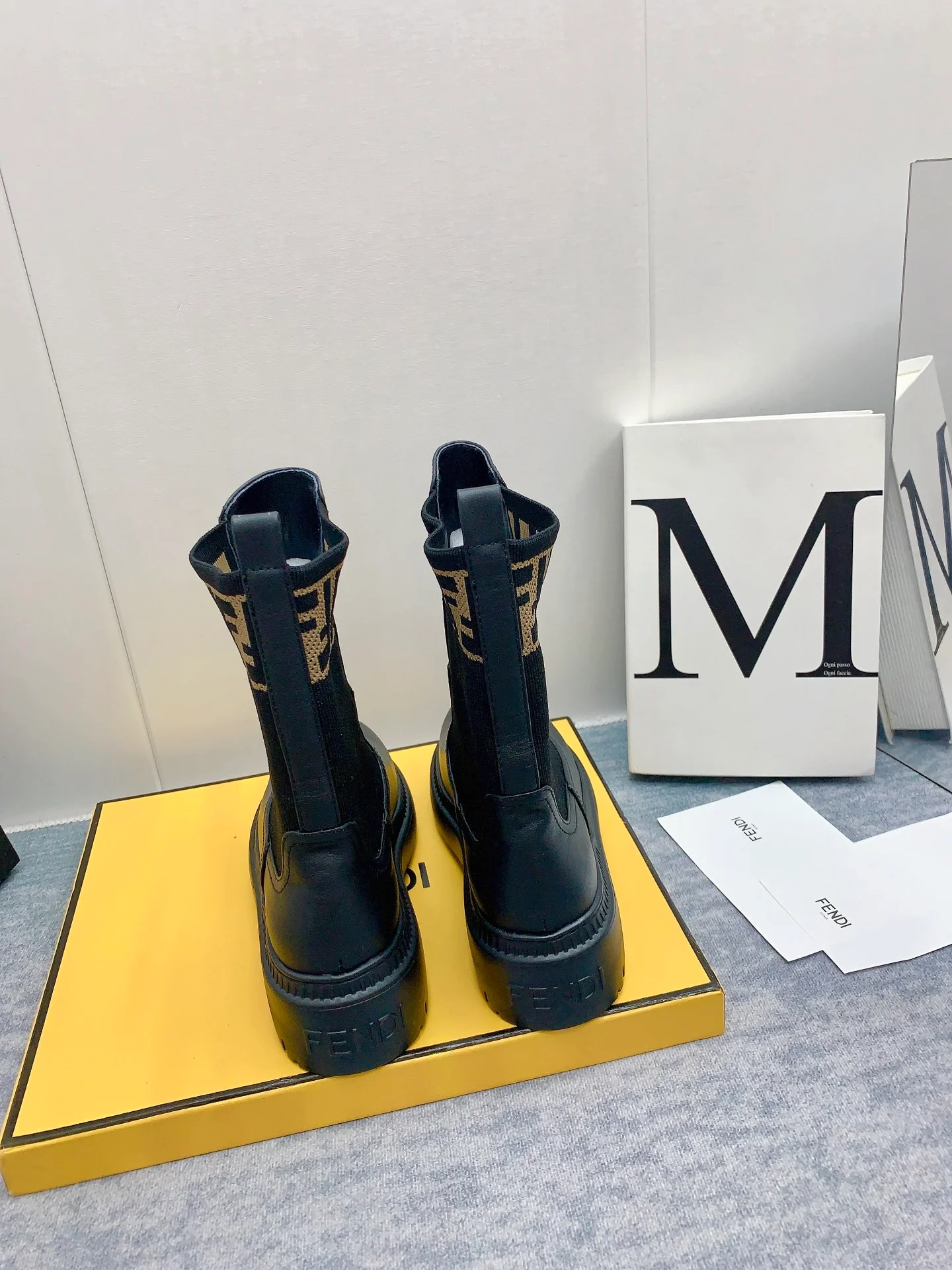 Новинка сезона осень/зима 2023 от Fendi - Ботильоны с монограммой - Черные