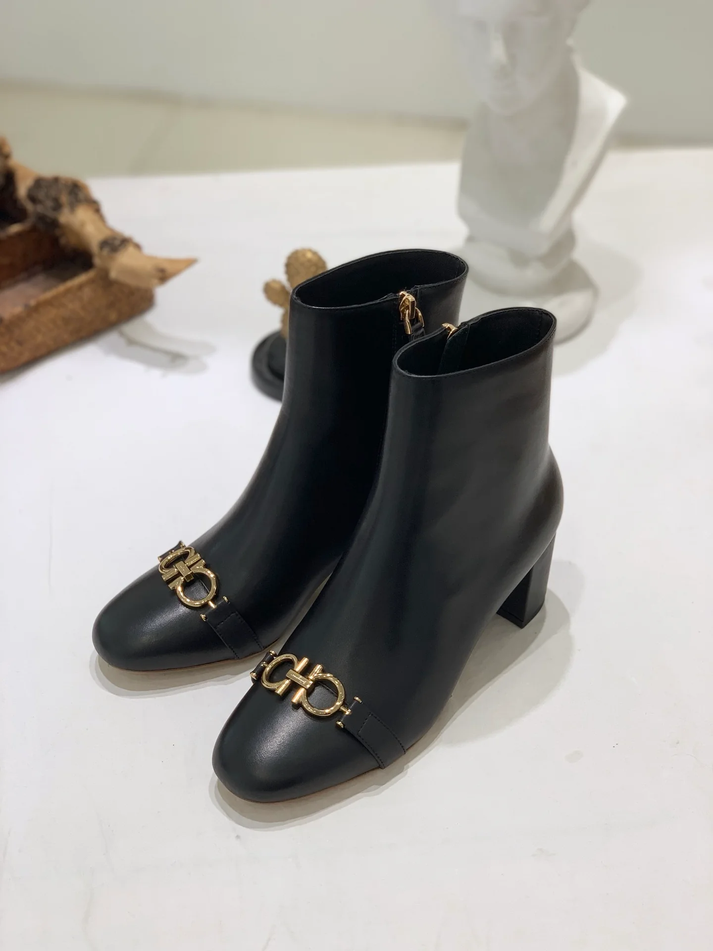 Salvatore Ferragamo - Новинка сезона осень/зима 2022 - Ботильоны Gannini на массивном каблуке с пряжкой в ??виде подковы - 1