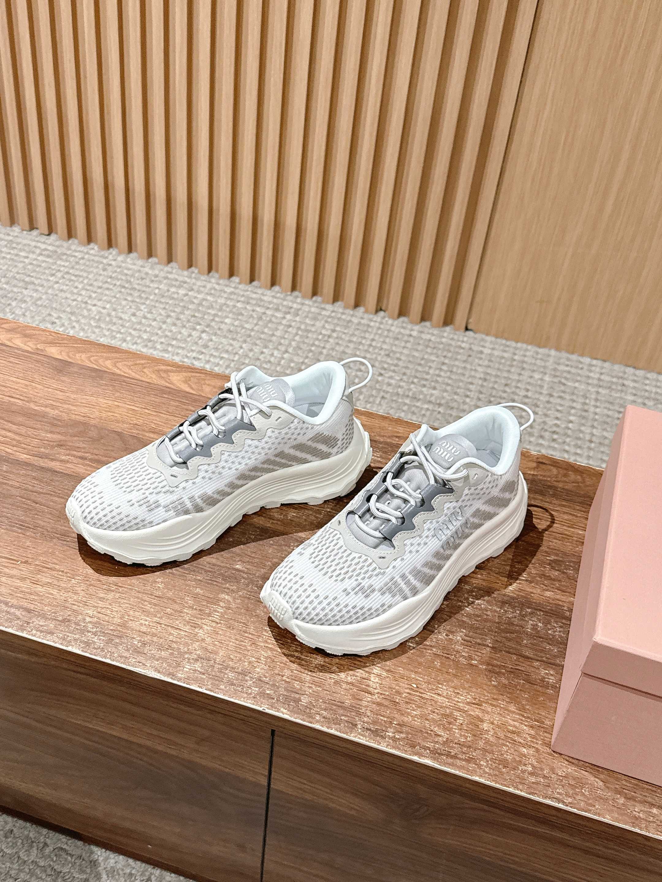 Кроссовки на платформе Miu Miu - серые