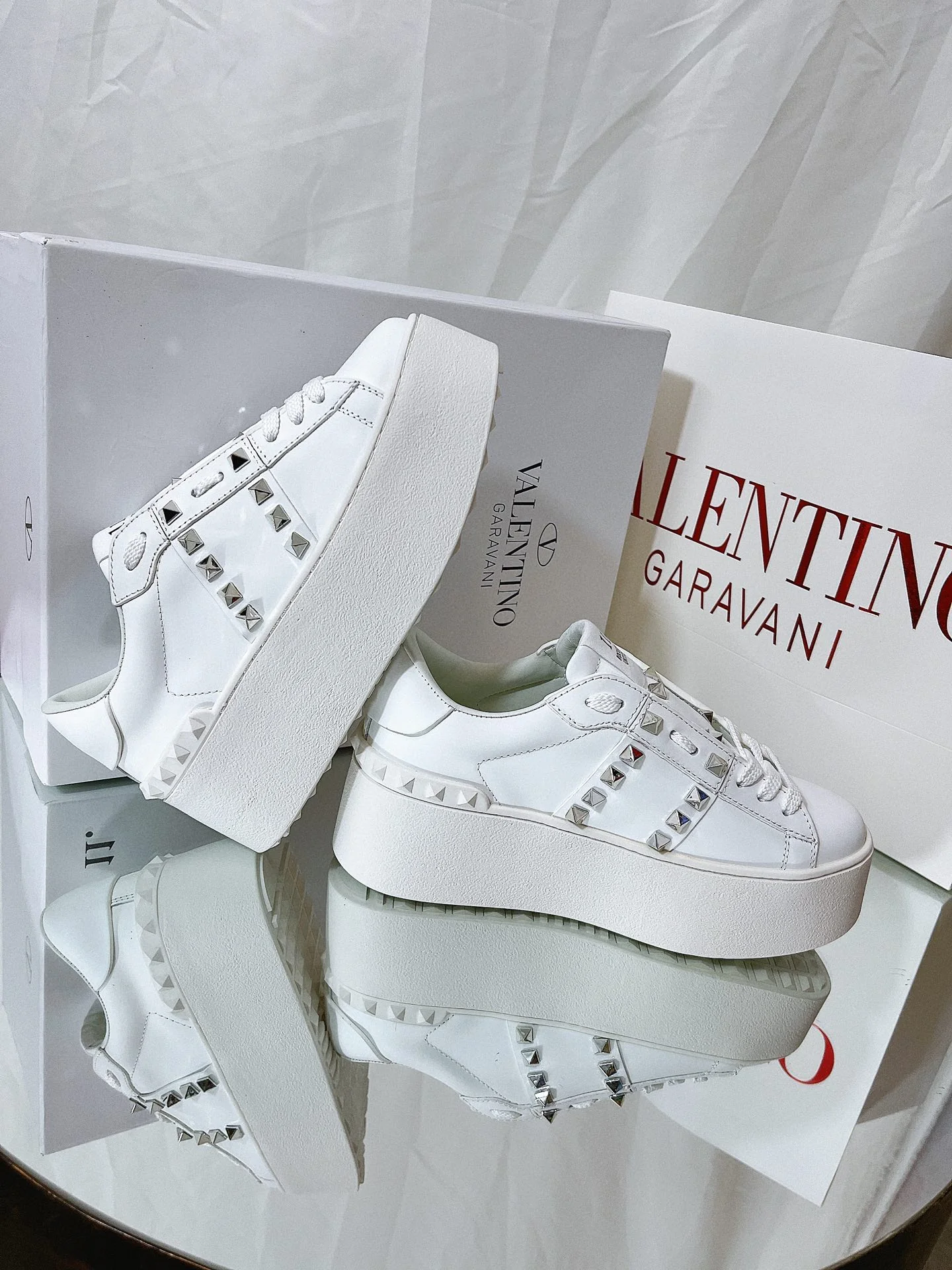 Белые повседневные кроссовки на платформе Valentino - белые