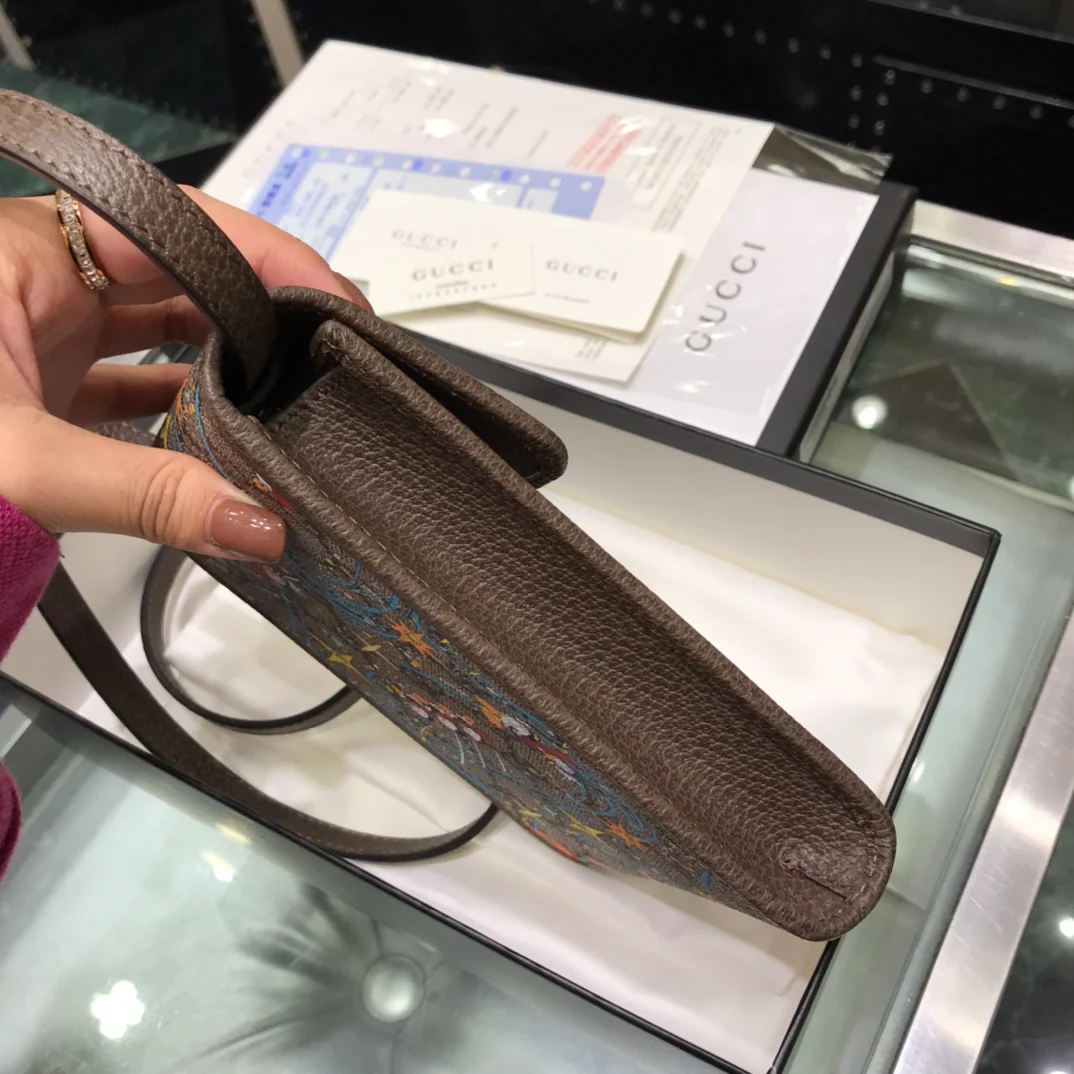 Сумка для телефона Gucci с изображением Дональда Дака