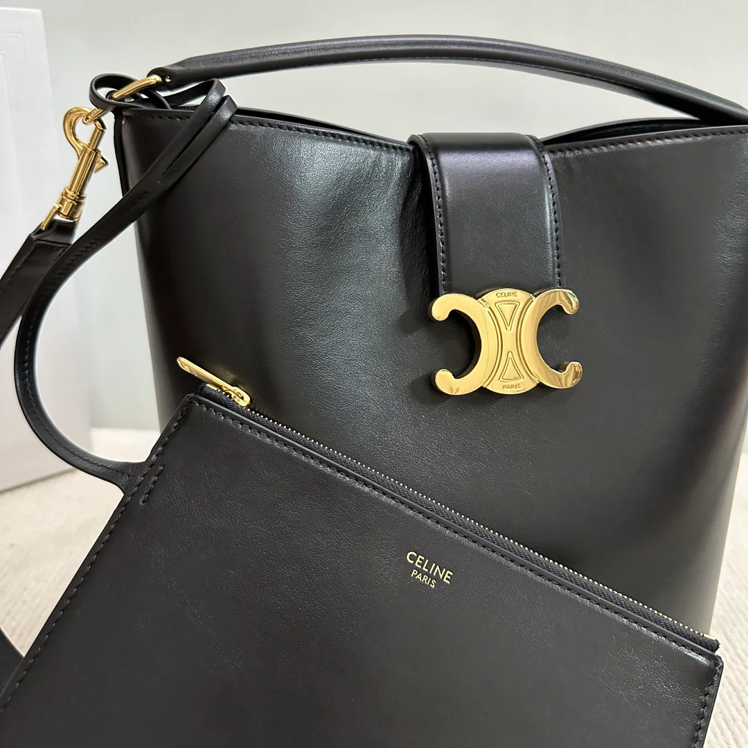 Кожаная сумка-ведро Celine Triomphe - черная