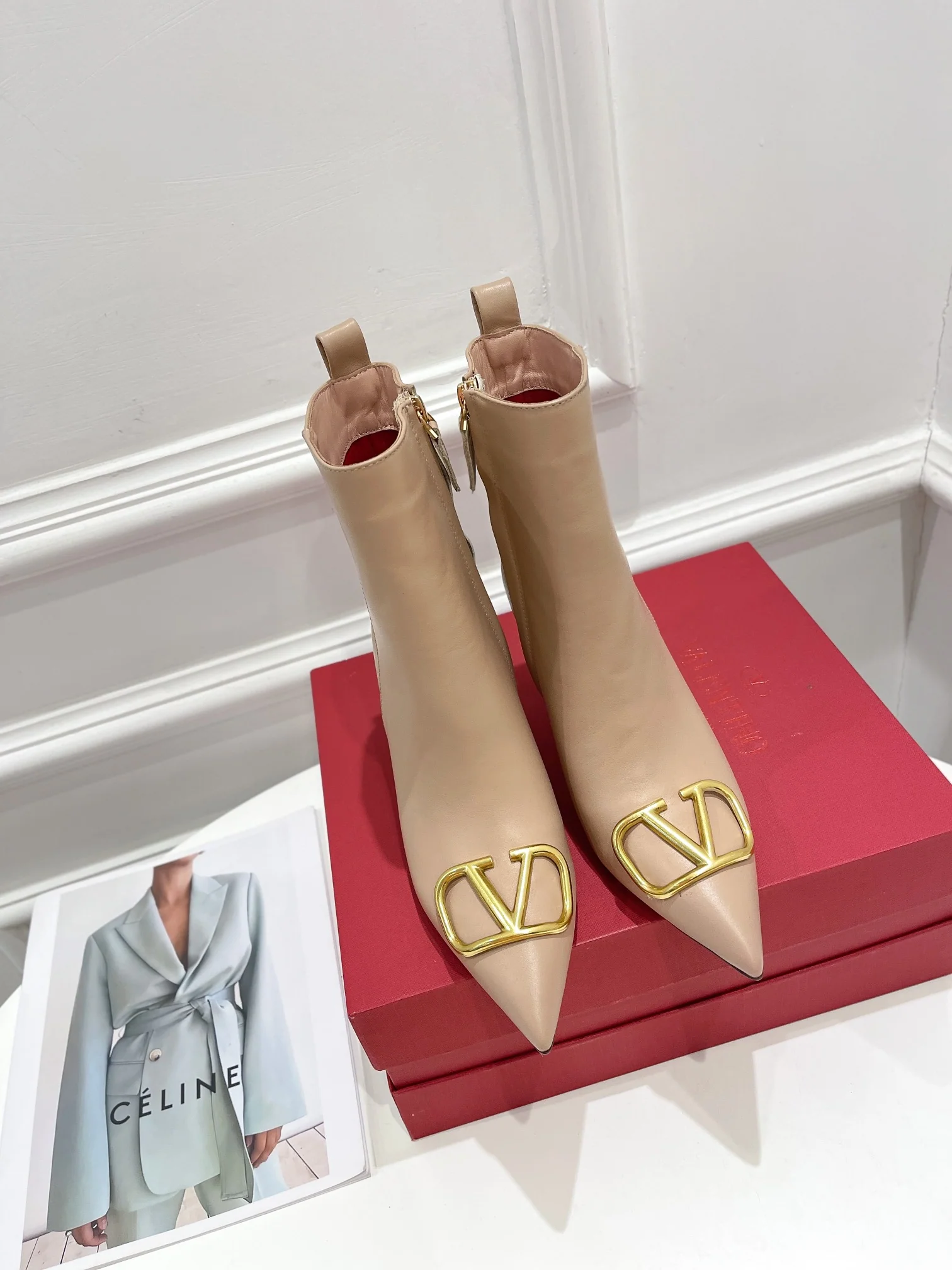 Новинка сезона осень/зима 2022 от Valentino - большие ботильоны с V-образным вырезом.