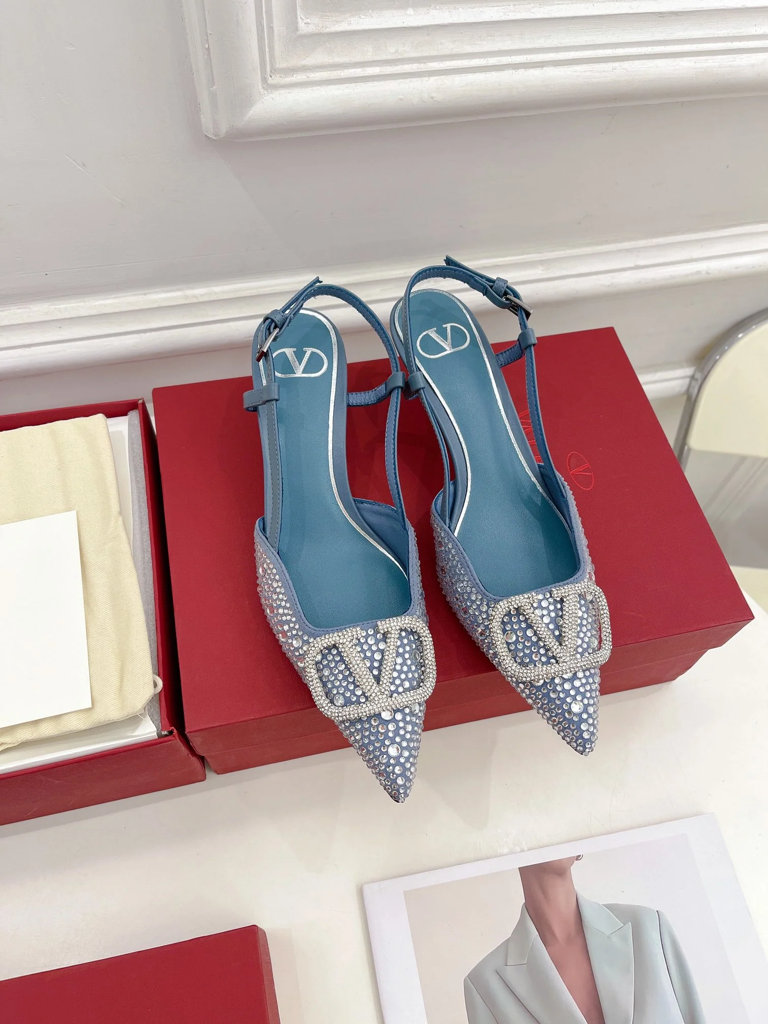 Новинка лета 2023 от Valentino - Серия Roman Stud - Сандалии со стразами - 4-5 см - Светло-голубые