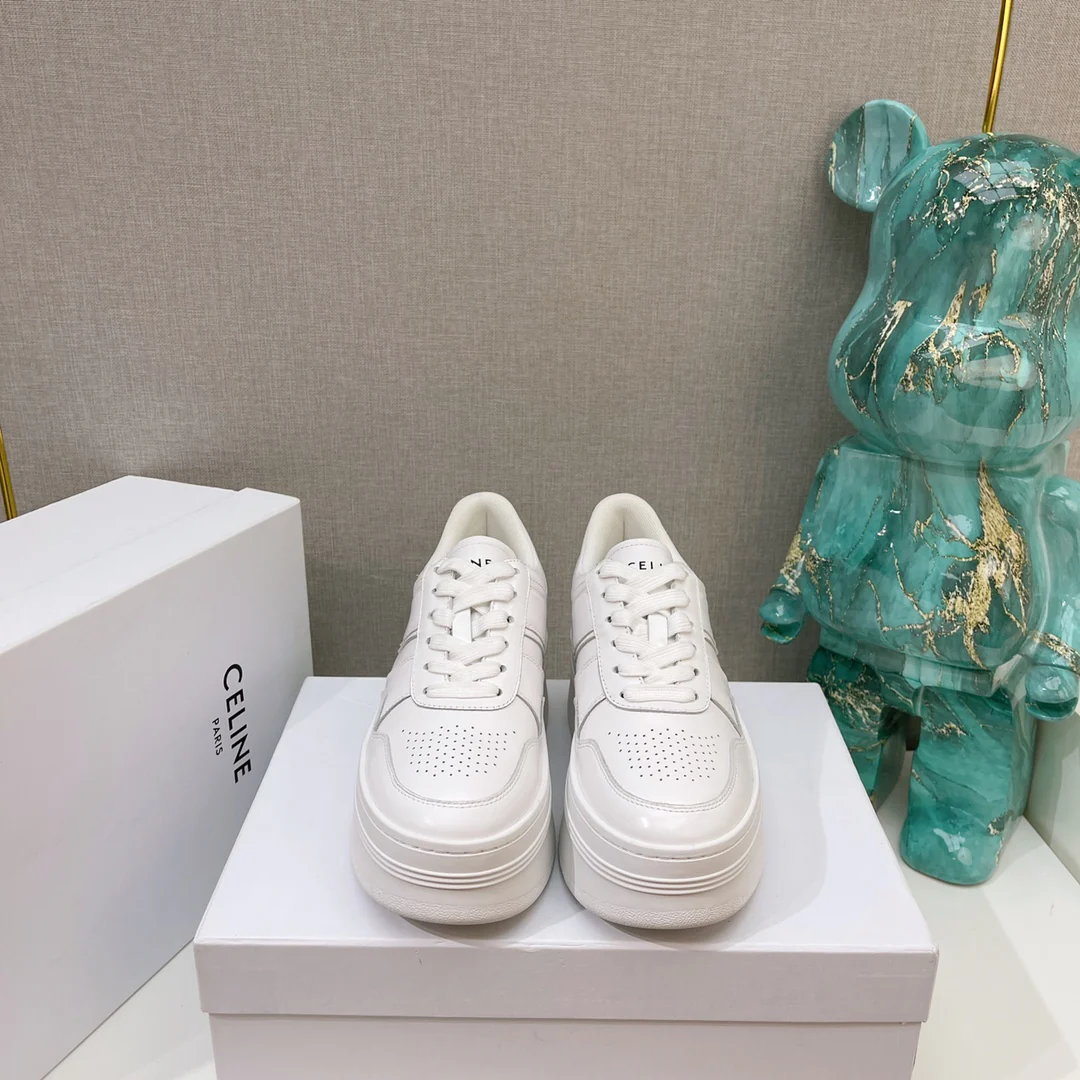 Образ Celine на показе Недели моды весна/лето 2022 — массивные белые кроссовки в стиле знаменитостей.