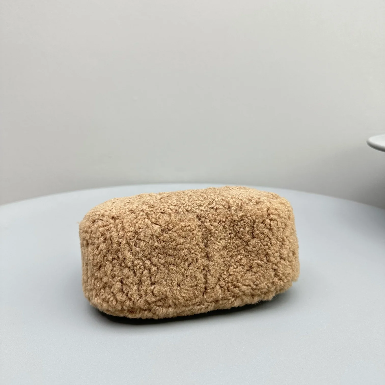 Сумка Miu Miu Wander - миниатюрная, из овечьей шерсти.