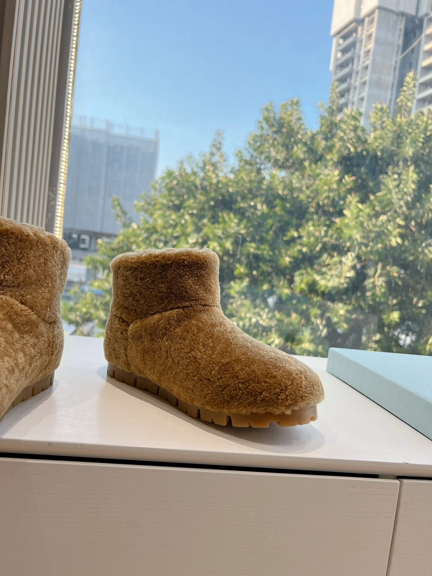 Снежные ботинки на платформе Prada 2024 - коричневые