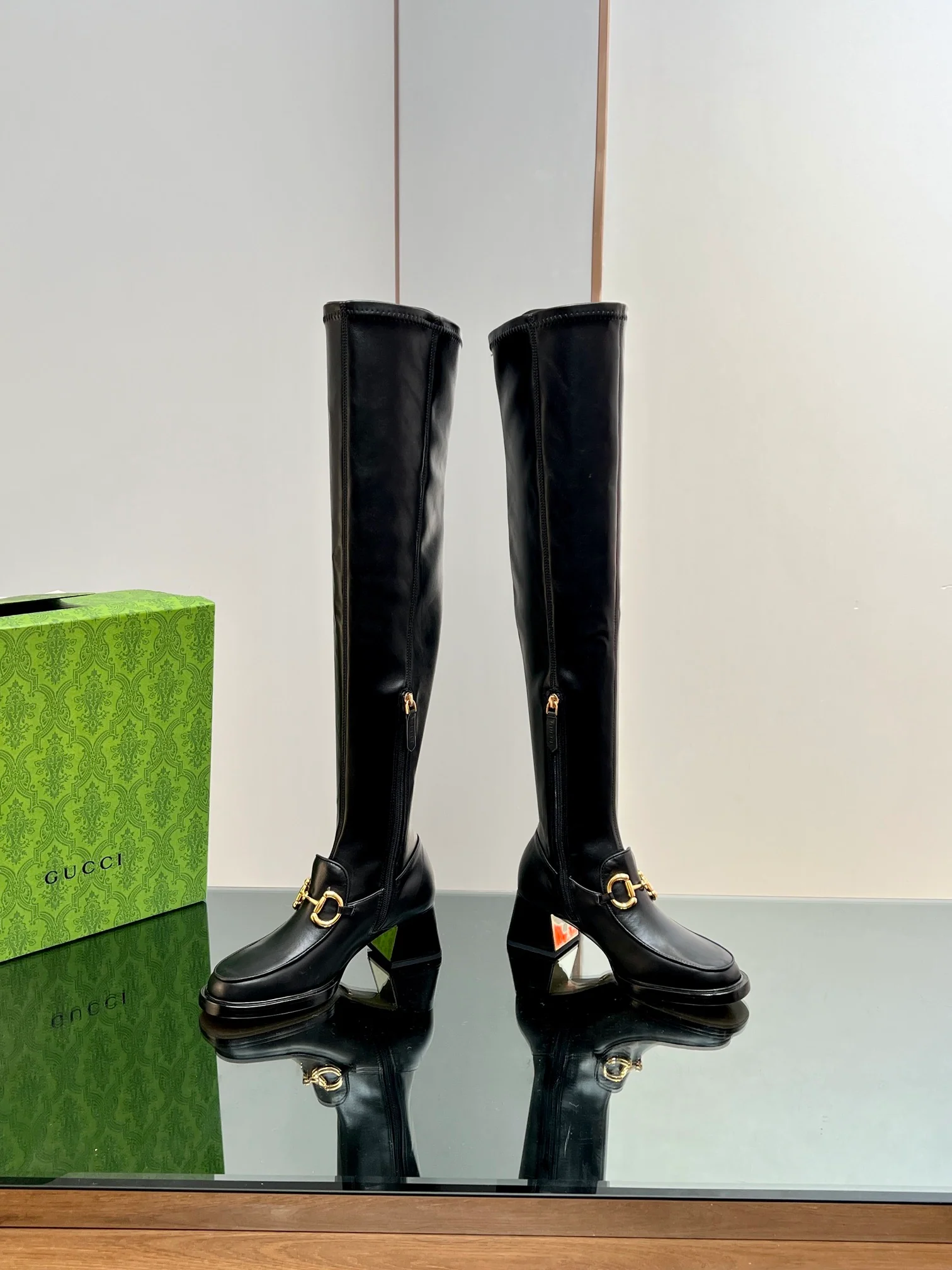 Новинка начала осени 2023 года от Gucci — Эластичные ботфорты с пряжкой ?Конская уздечка? — Черные