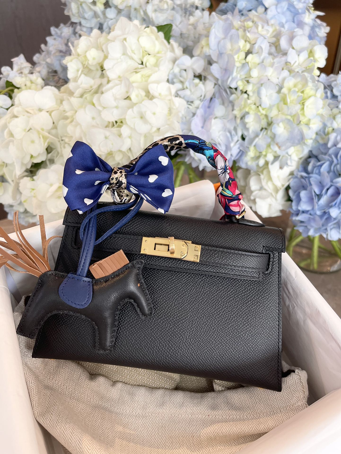 Мини-сумка Hermes Kelly 2-го поколения, цвет Epsom, черная, с золотой пряжкой.