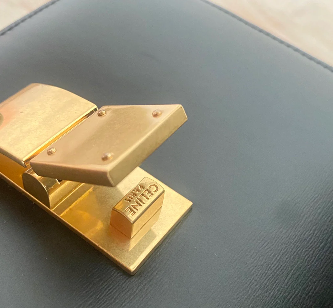 Сумка Celine Box-Tteen из полированной телячьей кожи — черная.