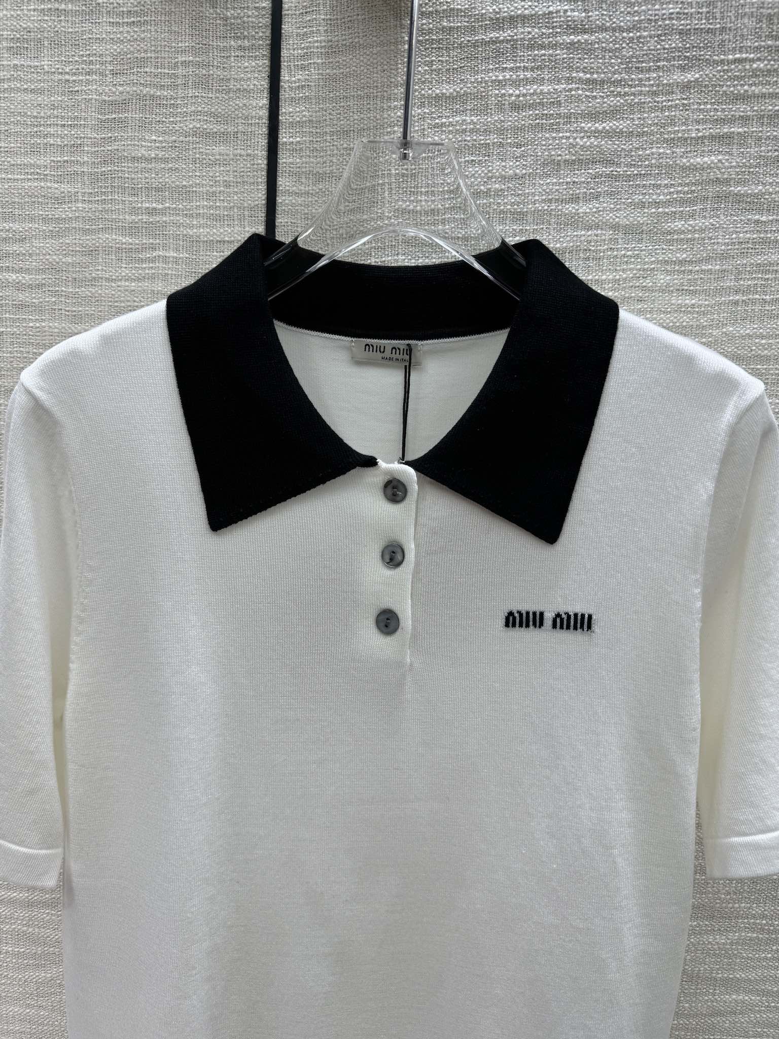 Miu Miu - 2404 - Трикотажный топ с короткими рукавами и воротником-поло с цветовыми блоками - Белый