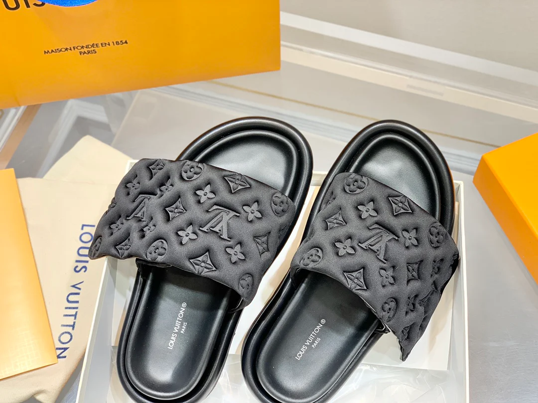 Тапочки LV с тиснением