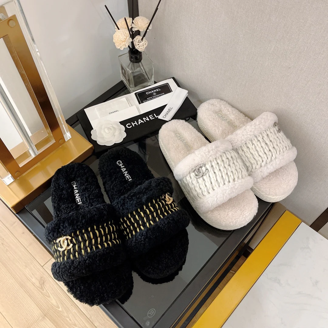 Коллекция Chanel 2022 года с подиума - Тапочки из овечьей шерсти - Черные