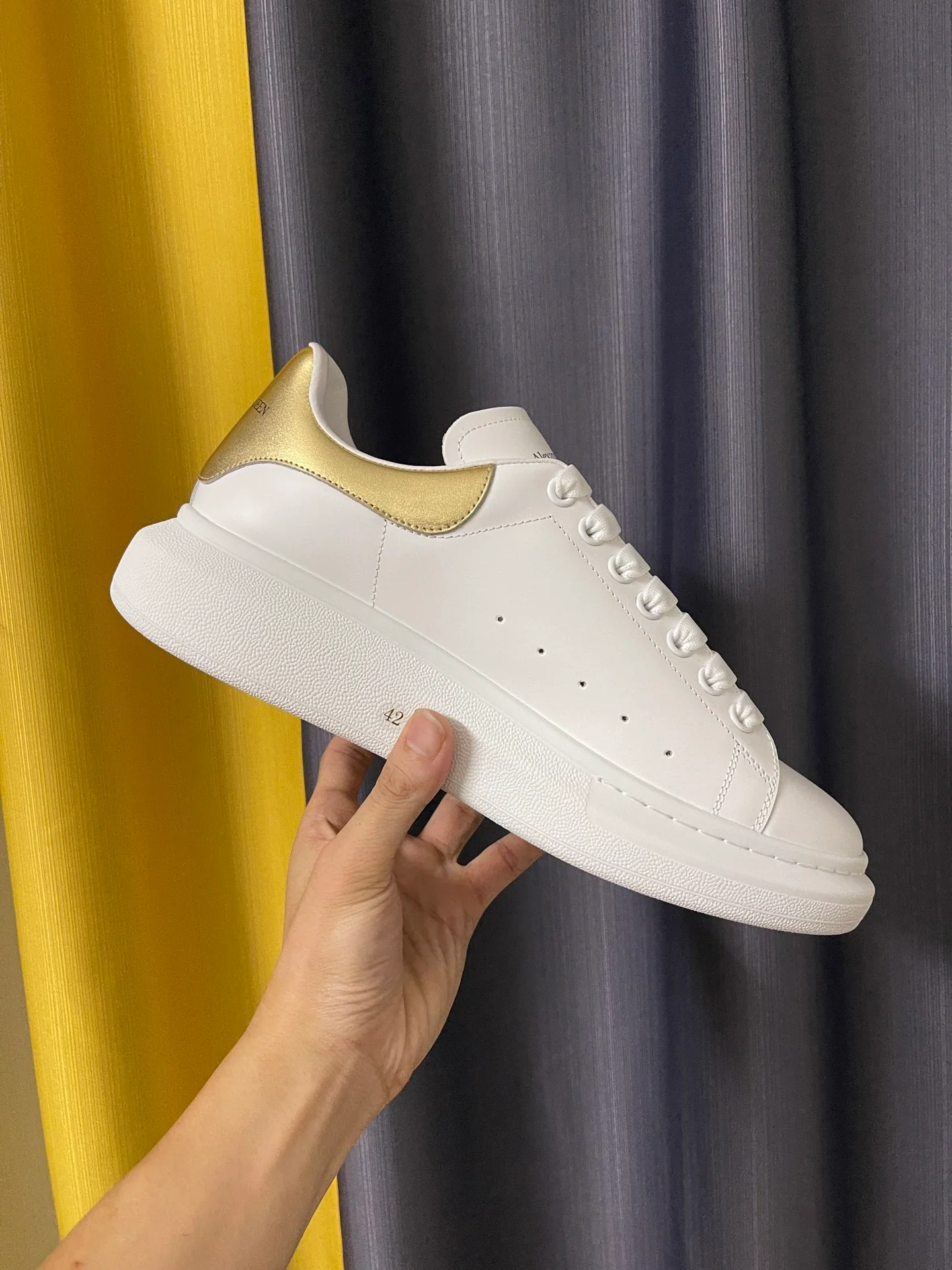 Классические белые кроссовки McQueen - унисекс - золотистый кожаный каблук