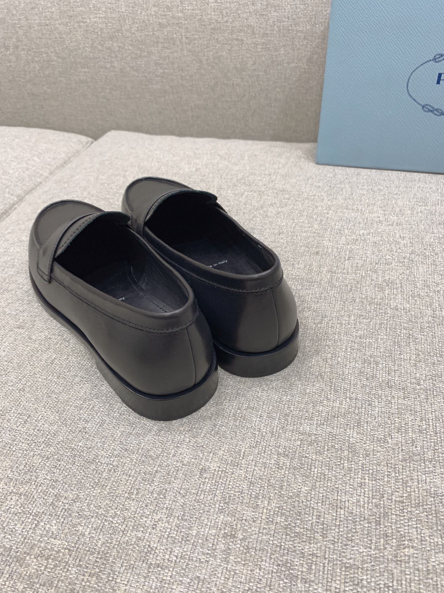 Обувь Prada - плоские лоферы Prada