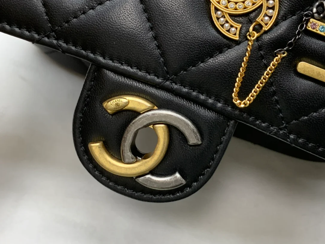 Новинка сезона осень/зима 2022 от Chanel - сумка Badge Flap Bag.