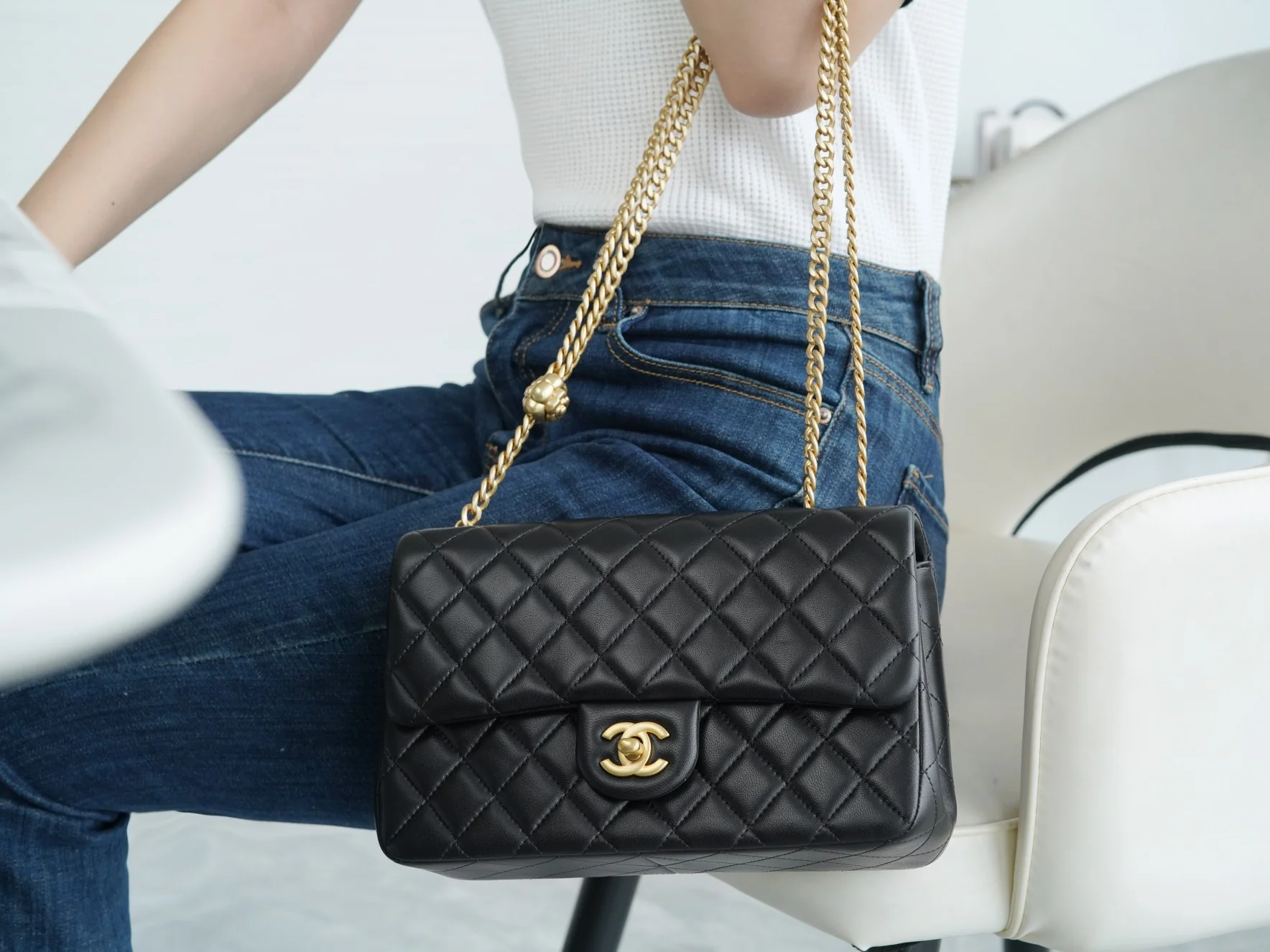 Коллекция Chanel Весна/Лето 2023 - Сумка с регулируемой пряжкой Camellia - CF Flap Bag - Черная - Маленькая