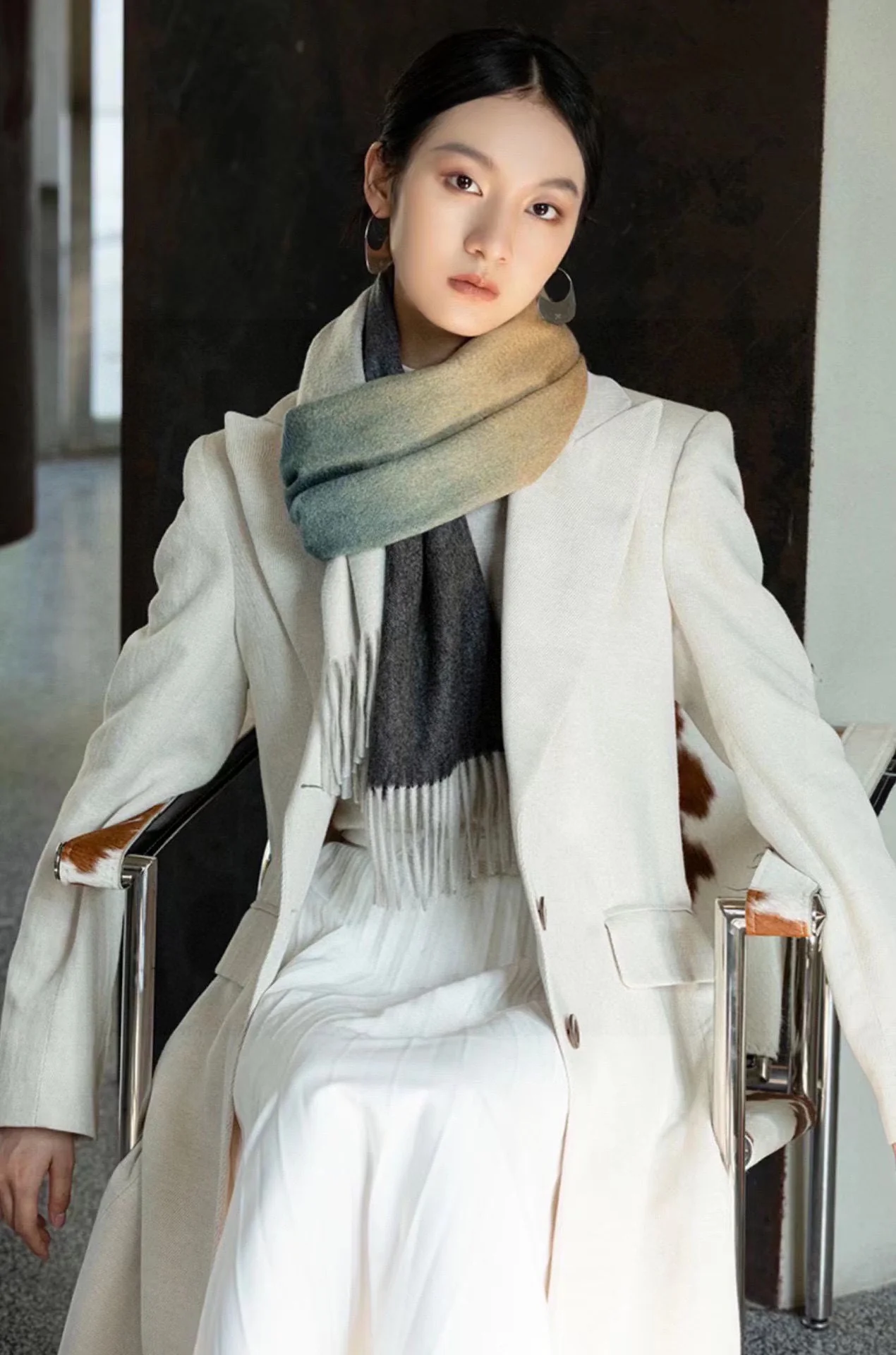 Lolwei - Шарф с кисточками ?Водяная рябь? - Темно-серый