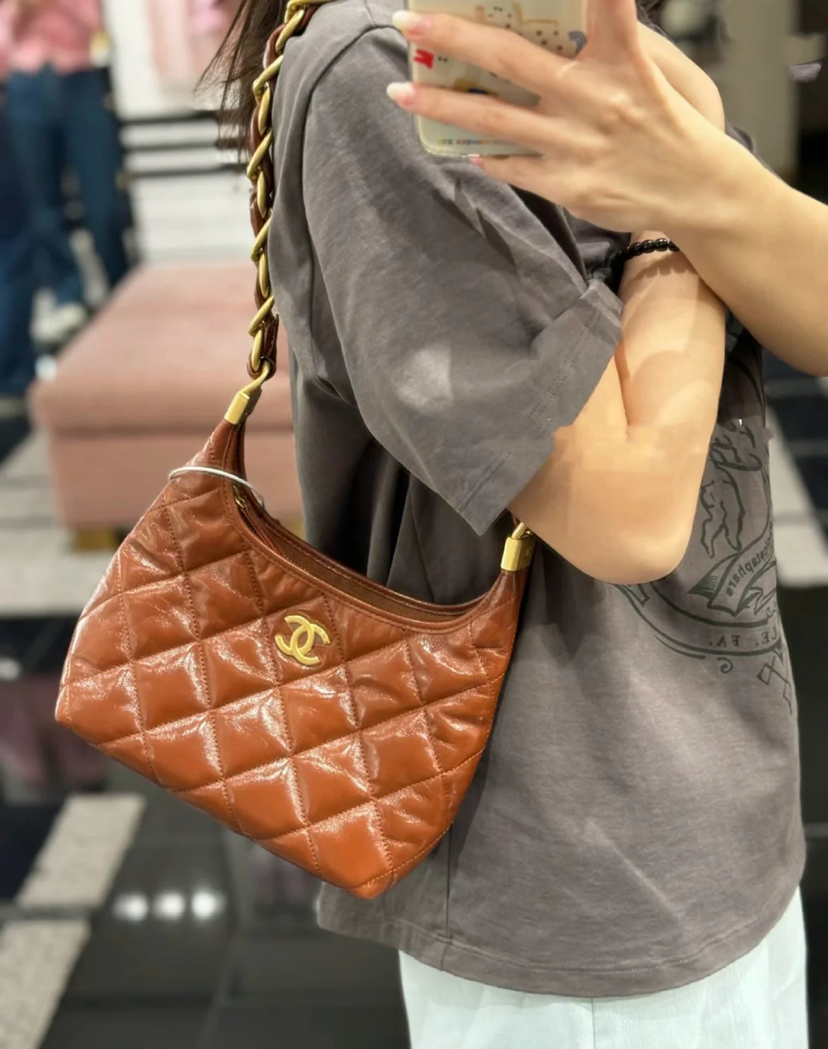 Сумка Chanel на плечо с массивной цепочкой - красная