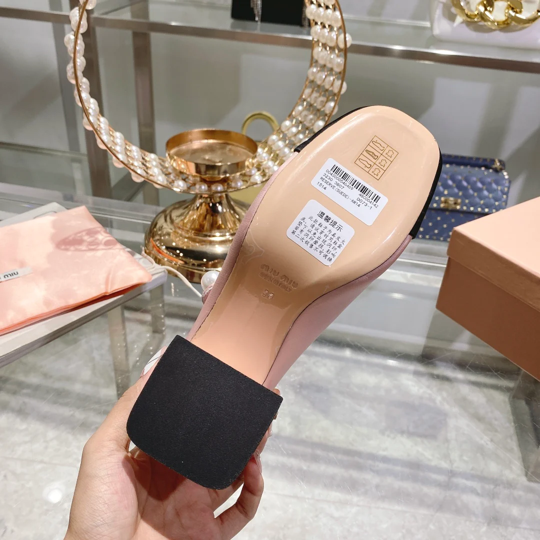 Весенняя коллекция Miu Miu 2023 - Шелковые туфли на массивном каблуке с квадратным носком - Розовые