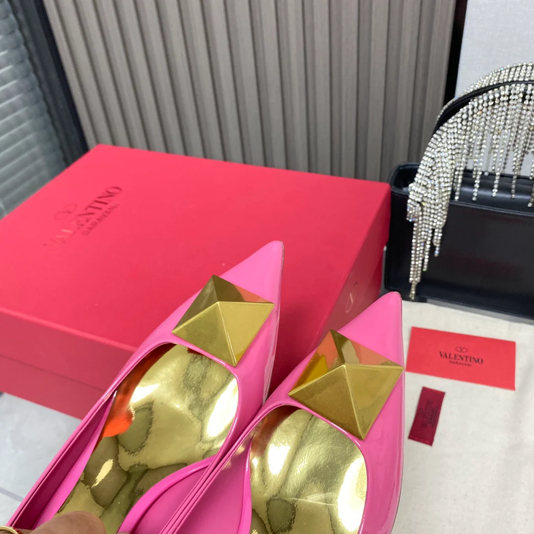 Новинка сезона осень/зима 2022 от Valentino - Туфли на низком каблуке с заклепками - Розовые