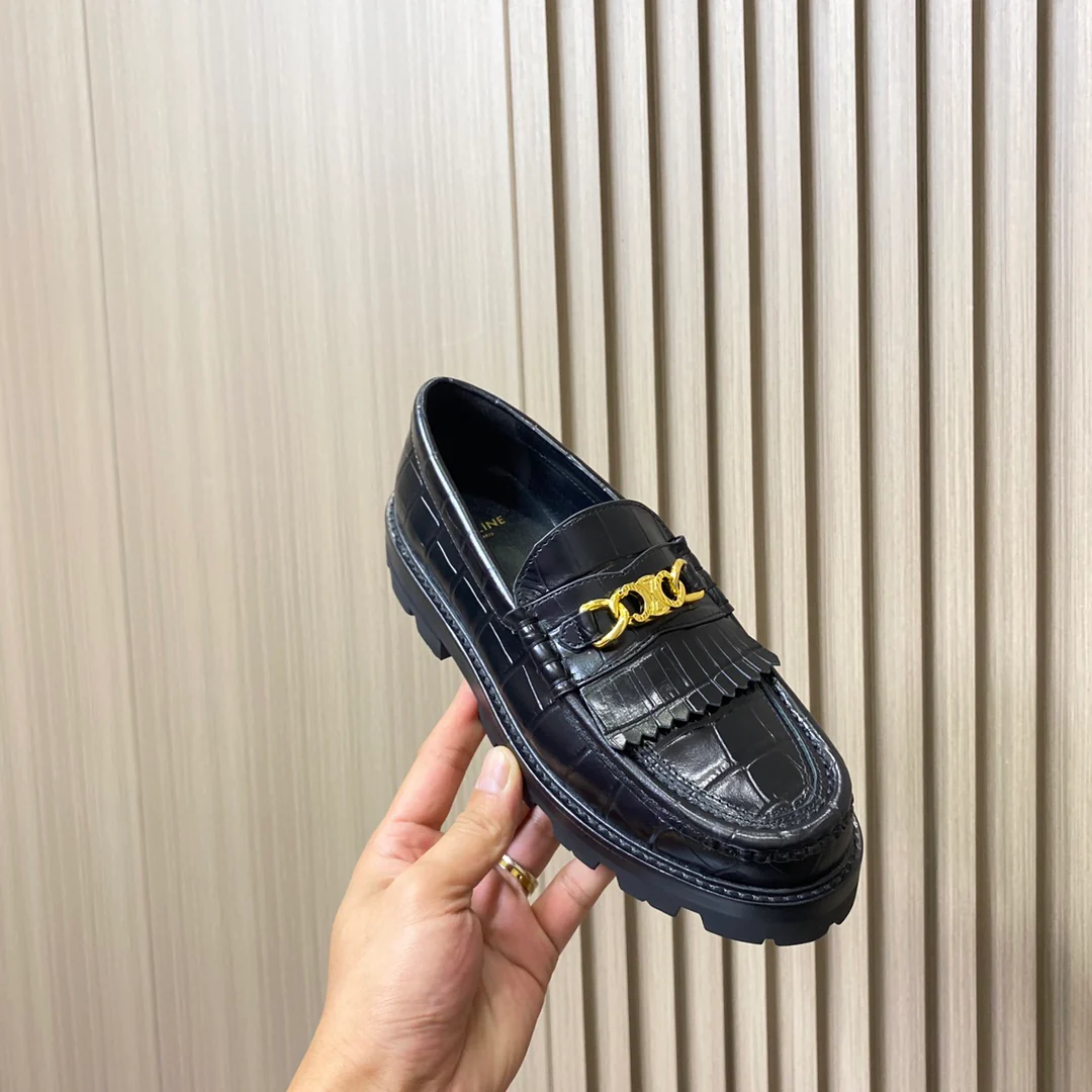 Лоферы Celine на платформе с крокодиловым рисунком