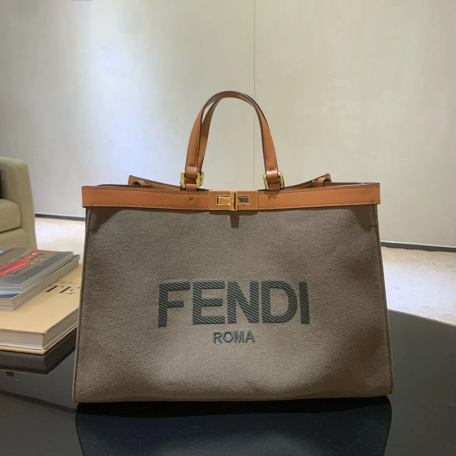 Сумка-тоут Fendi Peekaboo с холщовой ручкой