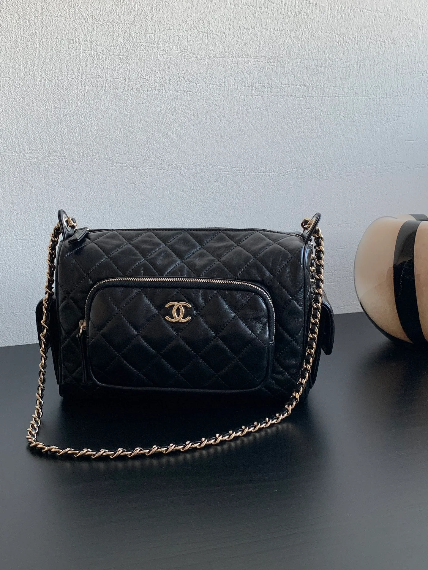 Сумка-фотоаппарат Chanel из плетеной цепочки черного и золотого цвета (большая)