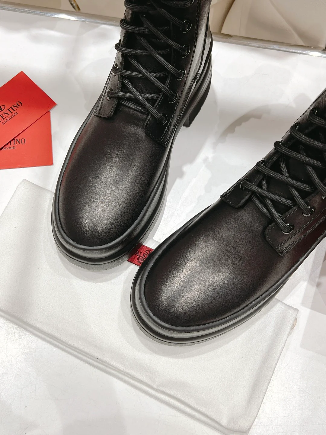 Ботинки Valentino на шнуровке до середины икры в стиле милитари - черные