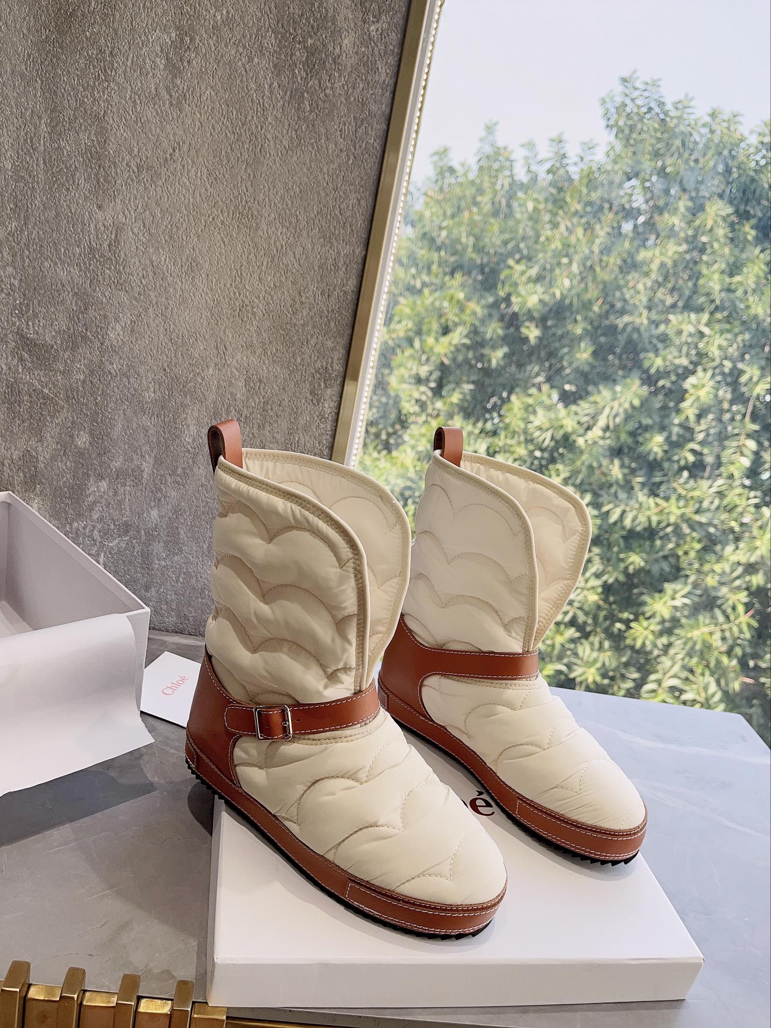 Весенняя коллекция Chloe 2022 — Пуховые зимние сапоги — Белые