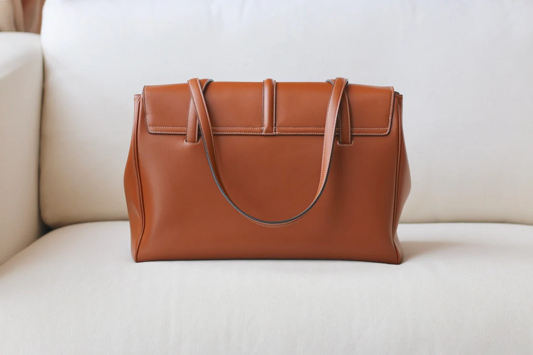 Сумка Celine Soft 16 Large из гладкой телячьей кожи