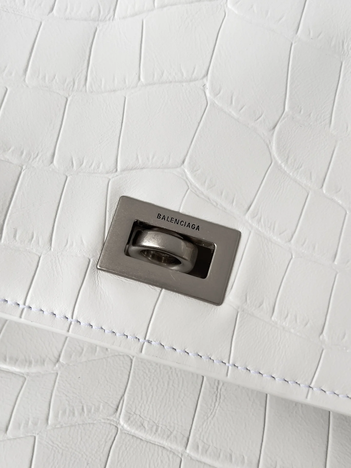Сумка Balenciaga Rodeo, длина 39,8 см, с крокодиловым рисунком, белая.