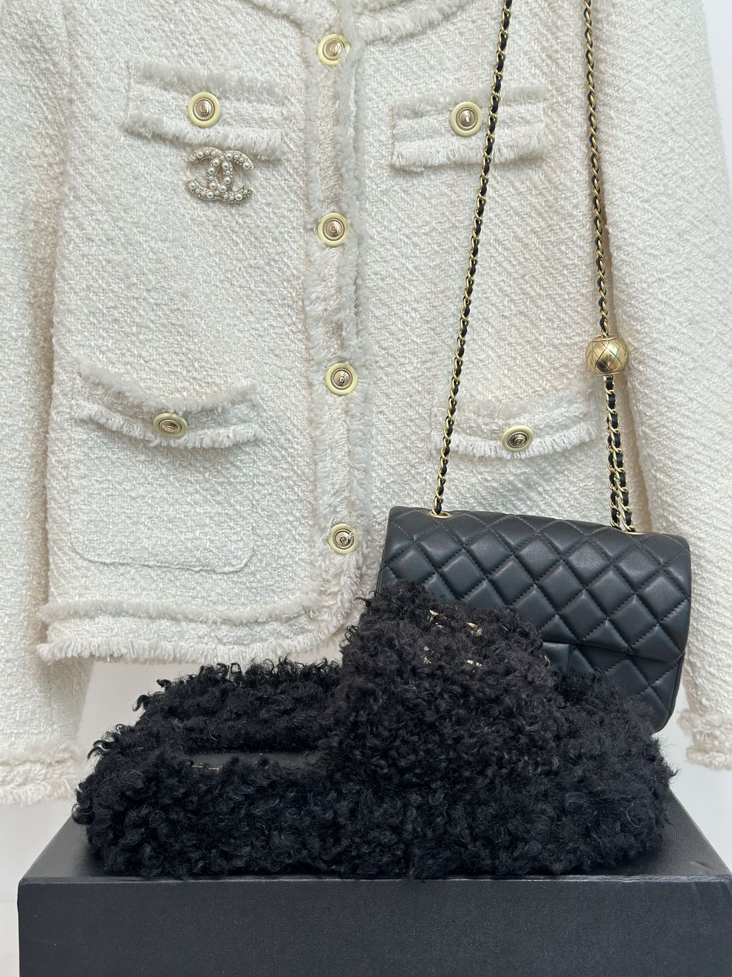 Новинка 2023 года от Chanel - Шерстяные меховые тапочки