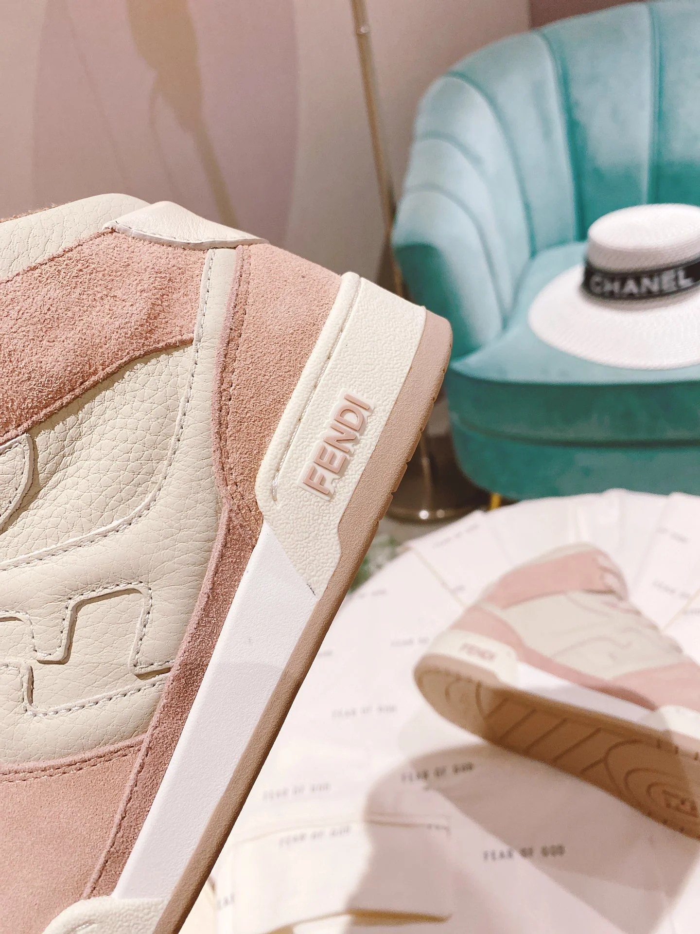Новинки осенне-зимней коллекции Fendi 2022 — Повседневные кроссовки — Парный стиль — Розовые
