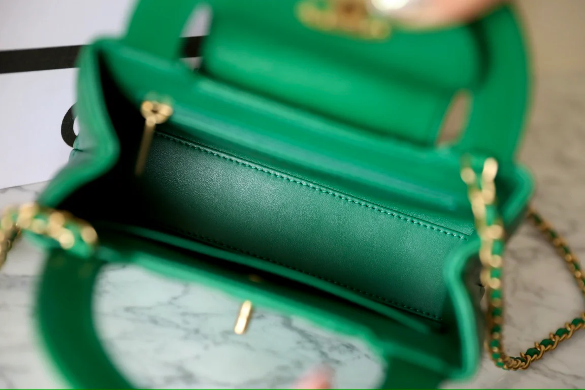 Сумка Chanel Kelly Chain, большая, изумрудно-зеленая.