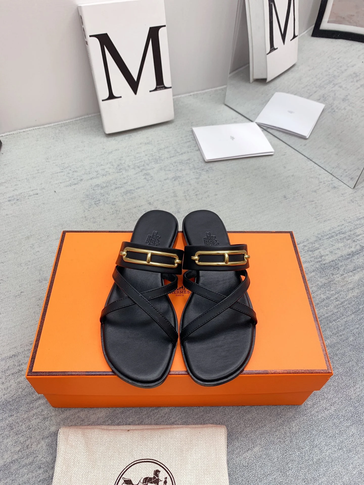 Новинка сезона весна/лето 2022 от Hermes - Текстурированные плоские тапочки - 1