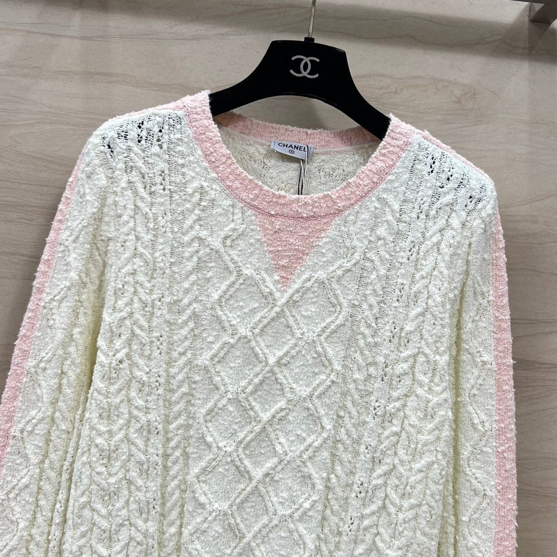 Вязаный топ с длинными рукавами из коллекции Chanel 2403 Resort, розово-белый.