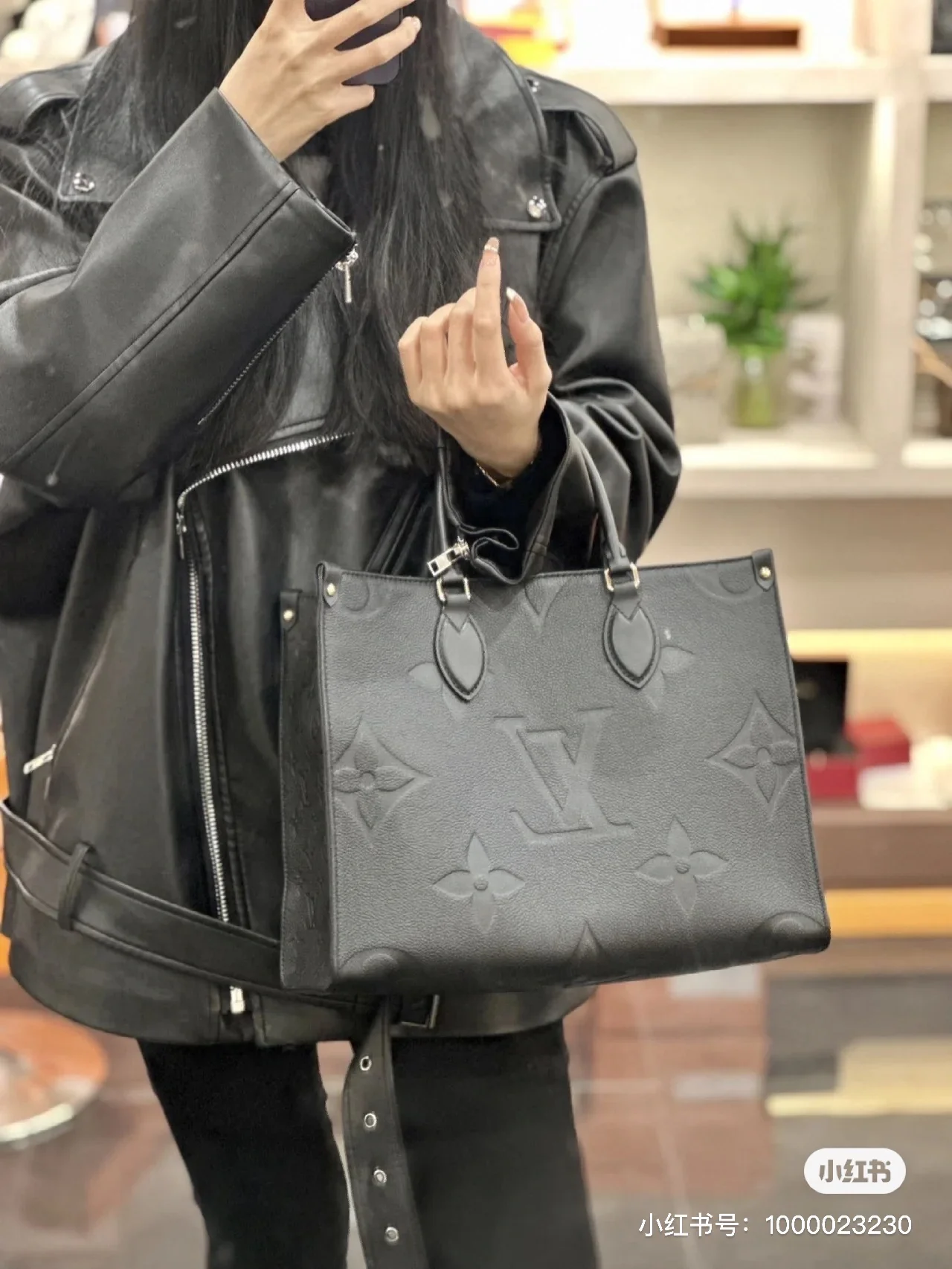 m45653-LV-onthego-pm Сумка-тоут, черная