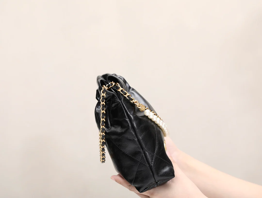 Новинка сезона весна/лето 2023 от Chanel - сумка 22 - мини - черный жемчуг - фото в действии