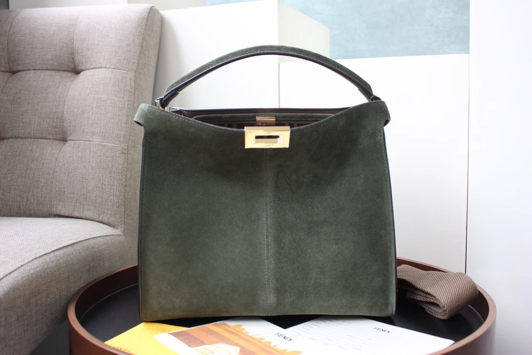 Сумка Fendi Peekaboo Lite Medium из зеленой замши.