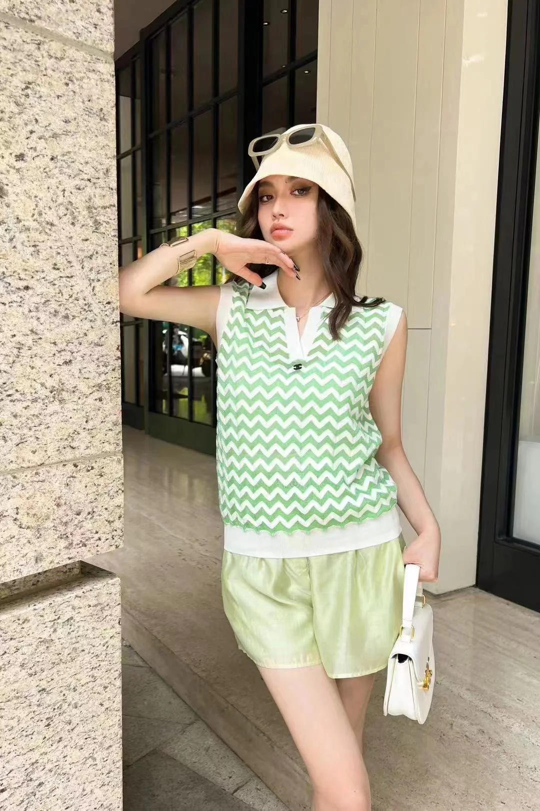 Вязаный жилет Chanel 2403 с воротником-поло конфетных цветов - зеленый