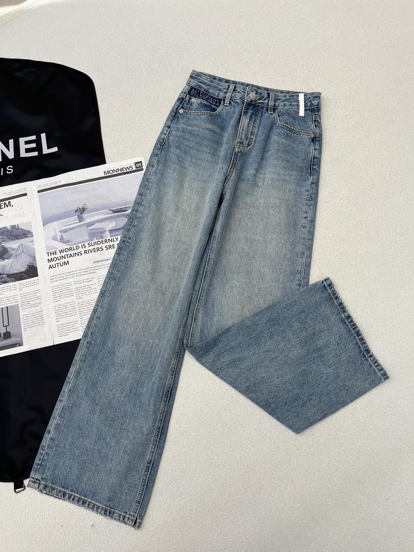 Джинсы Balenciaga 2403 с буквами