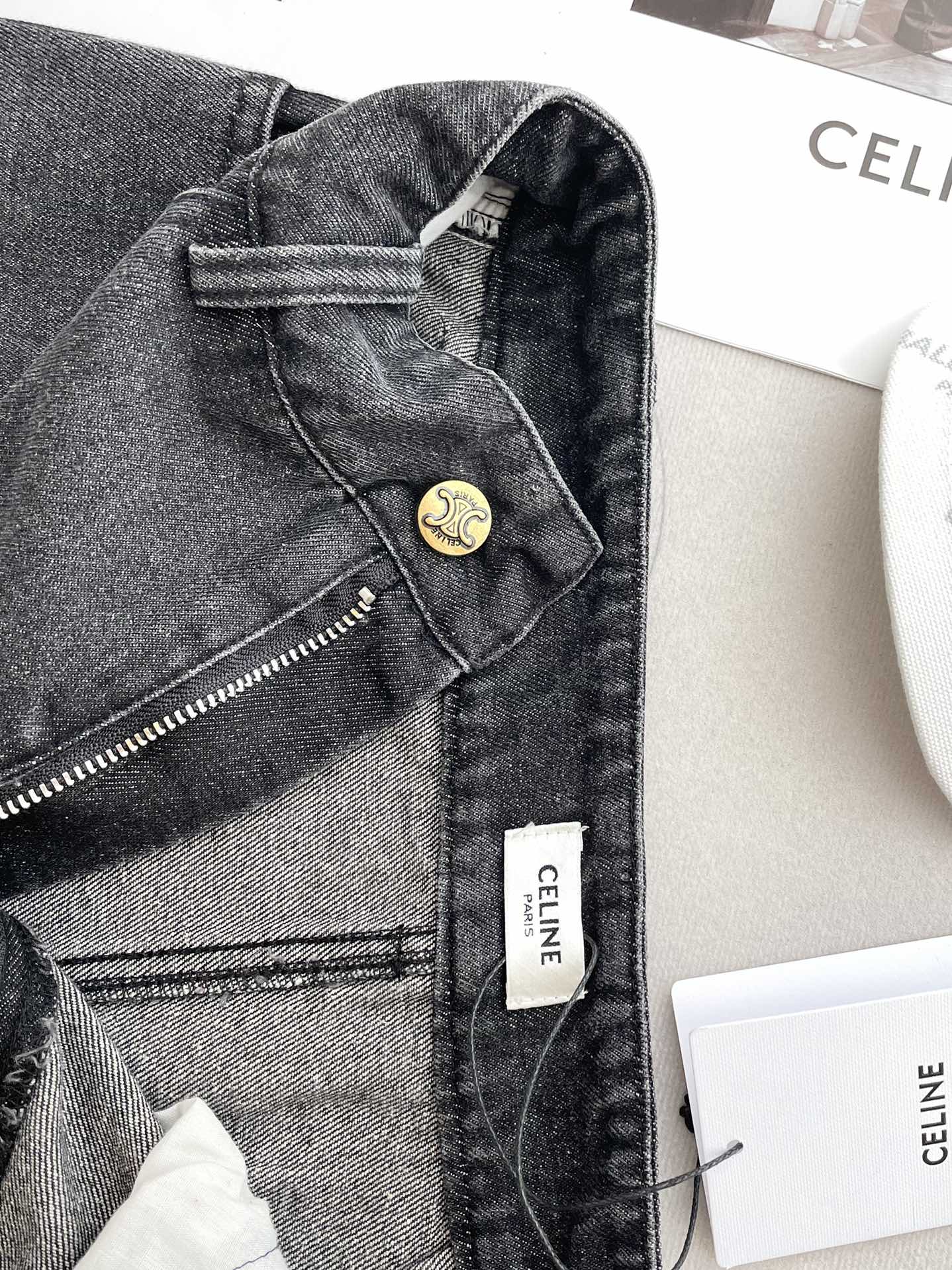 Celine-2404 - Свободная футболка с коротким рукавом и джинсовая юбка с узором ?Триумфальная арка?