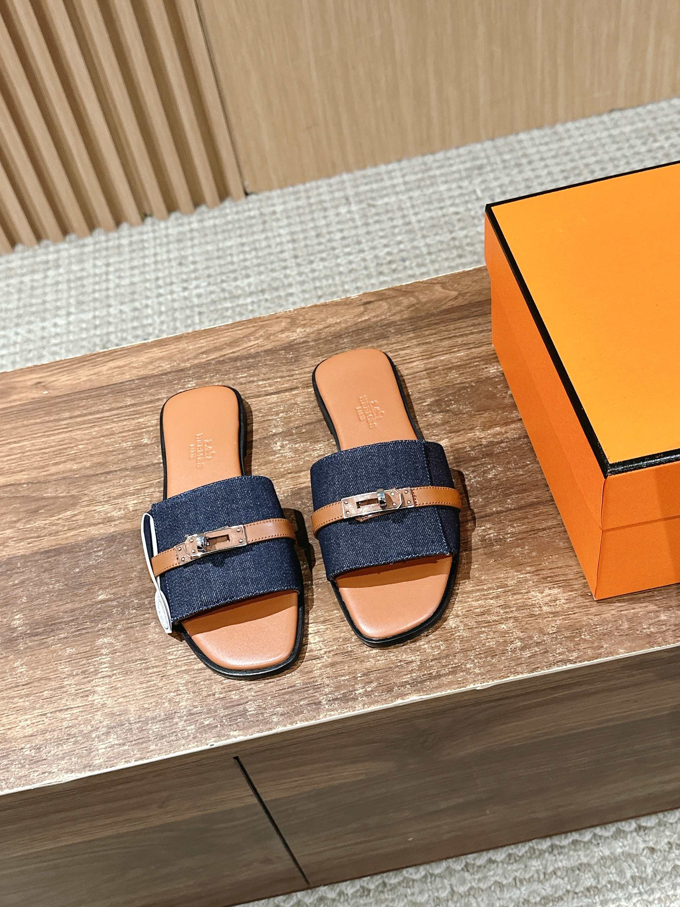 Сандалии Hermes Kelly с пряжкой, коричневые.