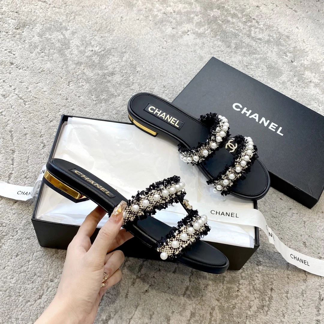 Новинка сезона весна/лето 2023 от Chanel - Тапочки из овечьей кожи с жемчугом - Черные