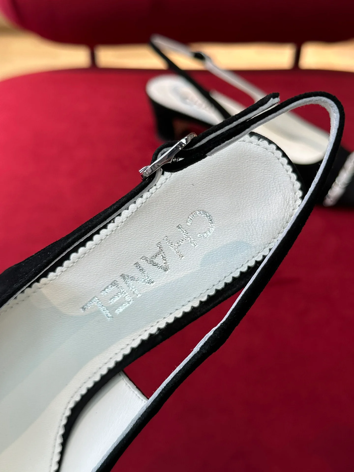 Замшевые босоножки Chanel на низком каблуке с цепочкой